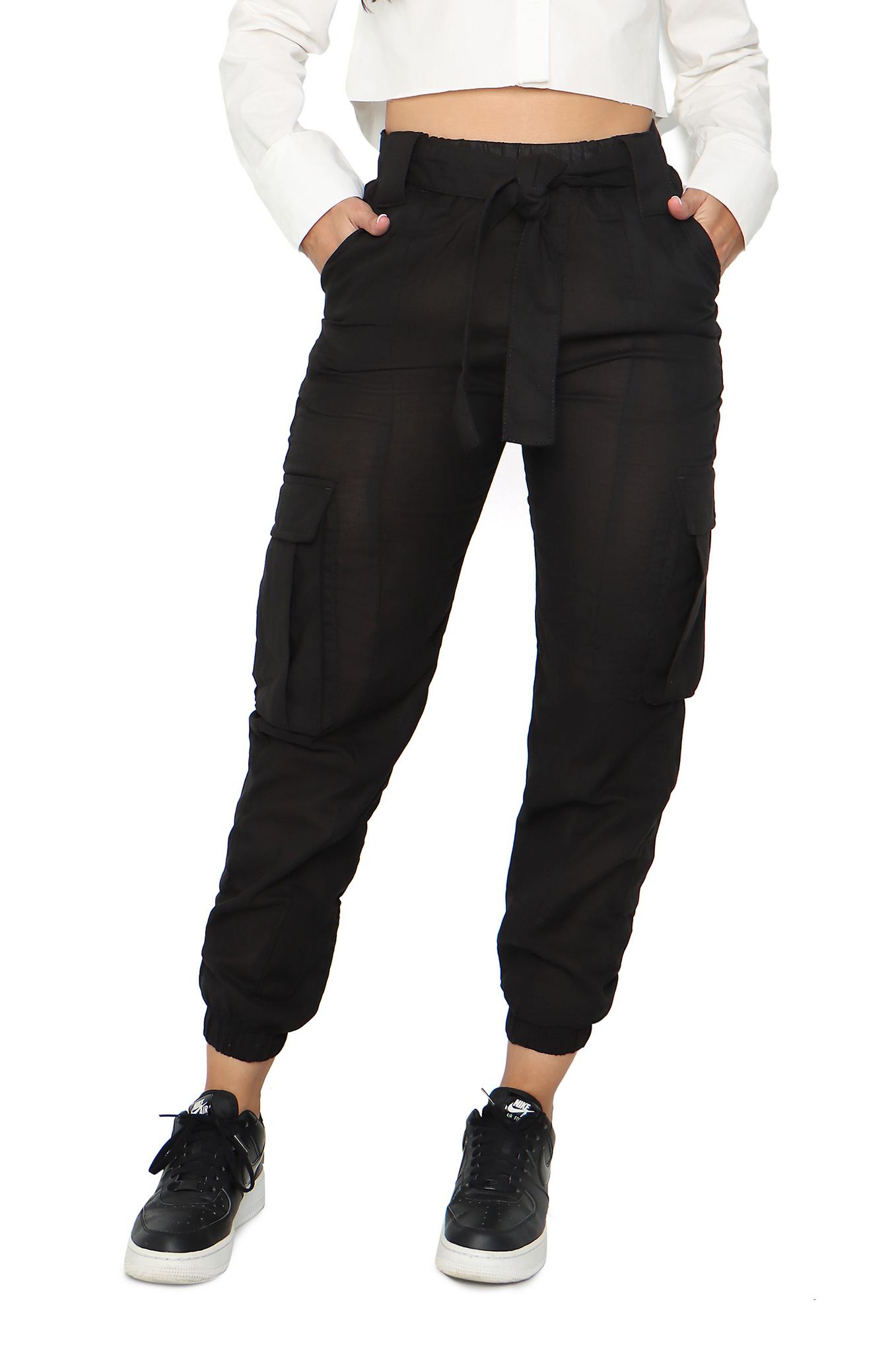 Pantalón tipo jogger con bolsillos laterales y cinturón- P52030